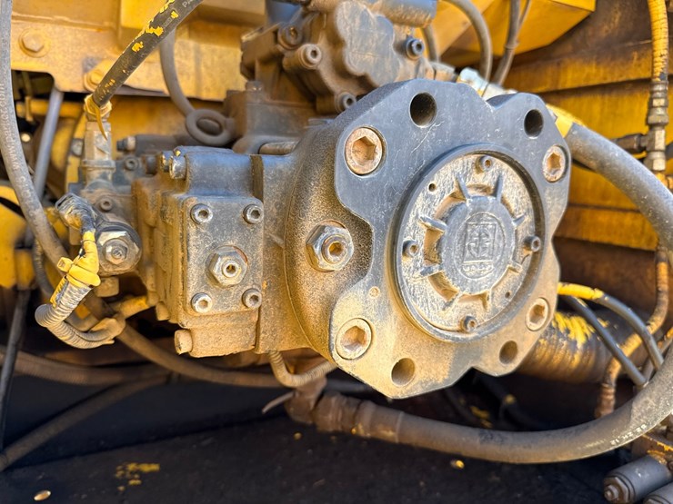 new-holland-eh160-image-42