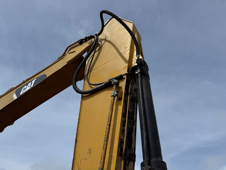 caterpillar-330d-image-22