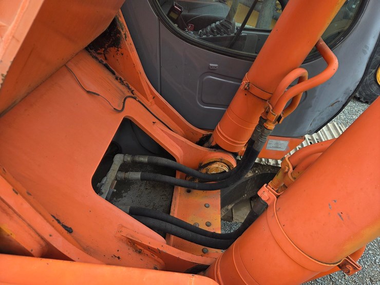 hitachi-zx330-lc-image-24