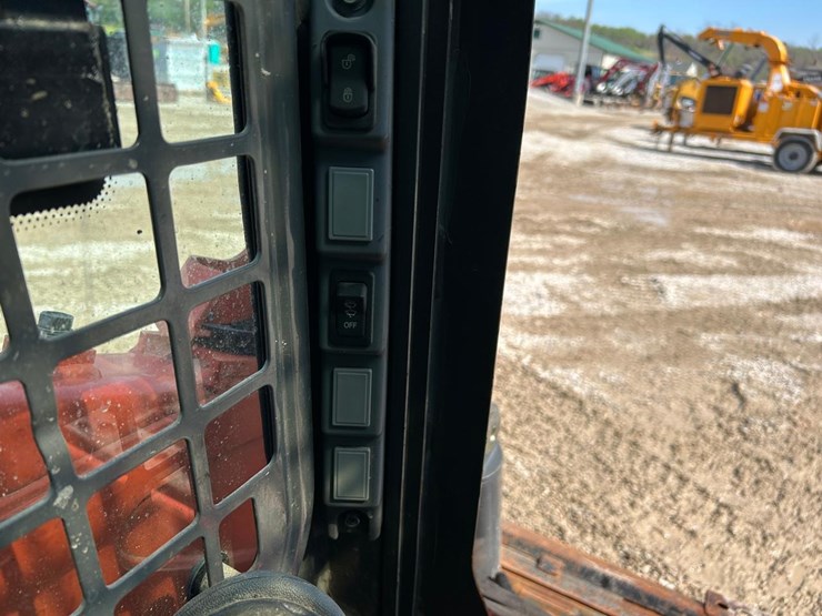 2017-kubota-ssv75-image-23