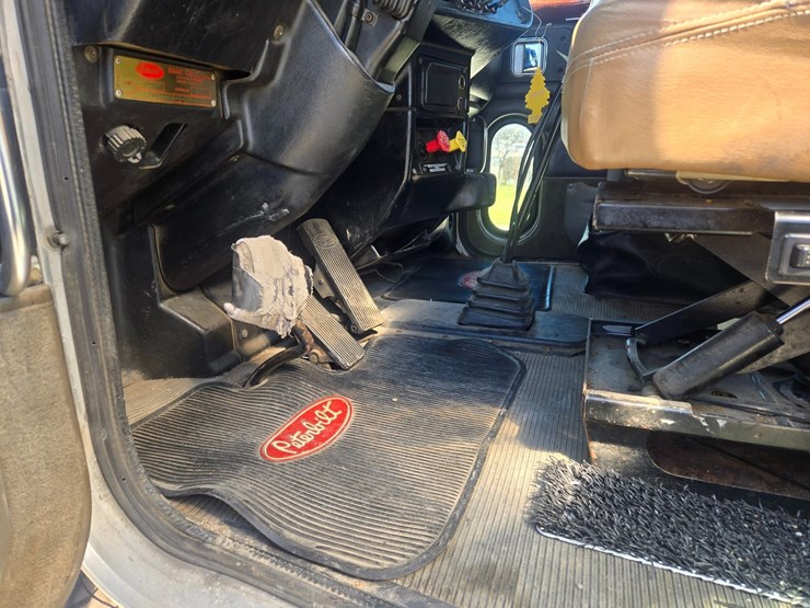 2005-peterbilt-379-image-55