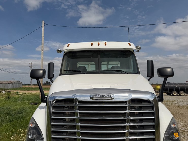 #45283-•-2016-freightliner-cascadia-daycab-truck-tractor-vin:-3akjgedv9gsgy4090-image-33