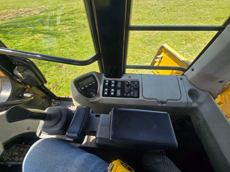 2014-caterpillar-953d-image-52