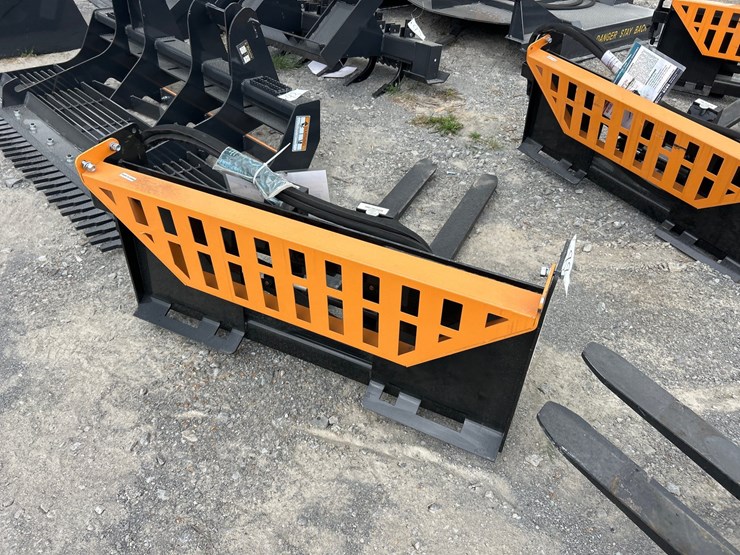 #88-•-hydraulic-skid-steer-pallet-forks-image-2
