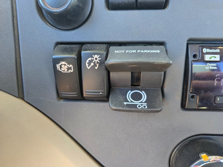 2019-peterbilt-567-image-66