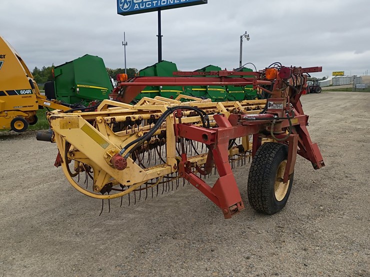 new-holland-216-image-4