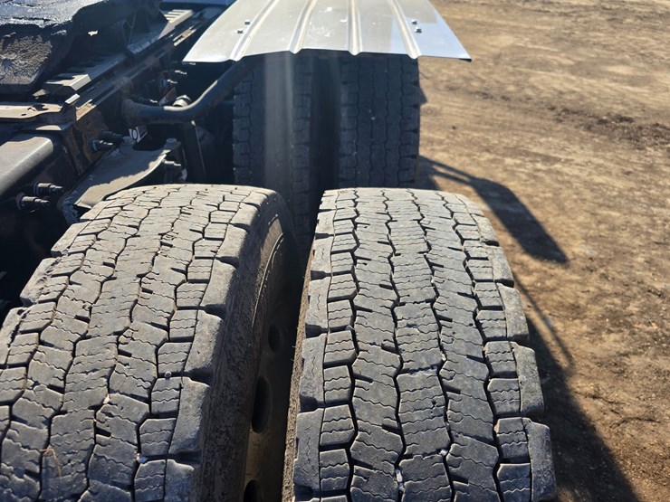 2019-peterbilt-567-image-85