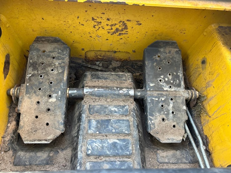 new-holland-l216-image-56