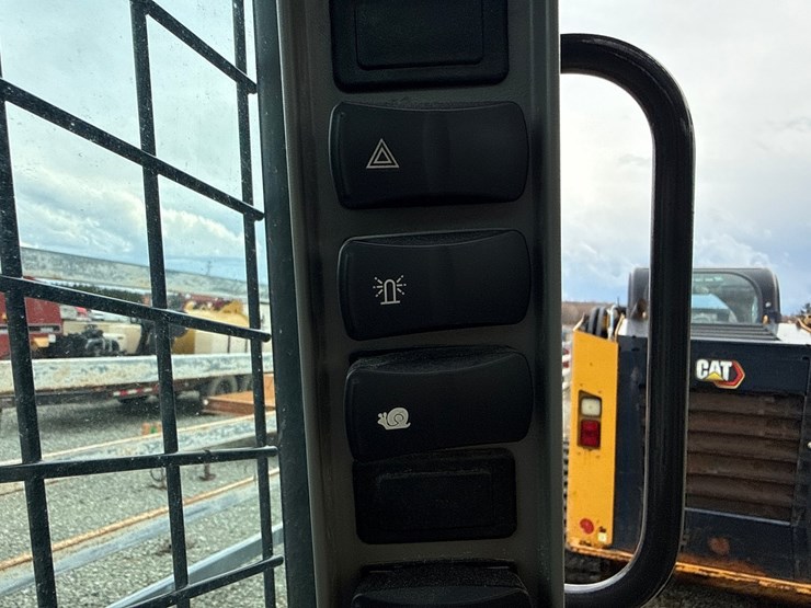 new-holland-l320-image-33