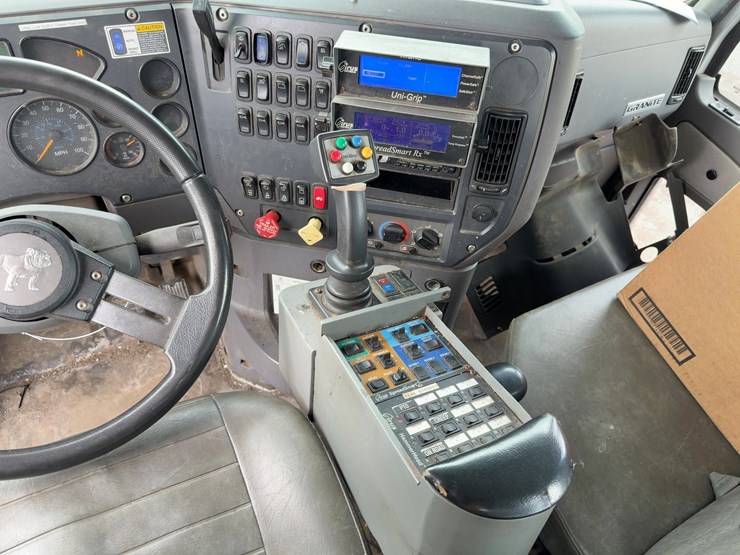 2010-mack-granite-gu713-image-36
