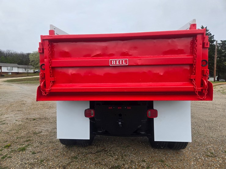 2012-freightliner-m2-106-image-13