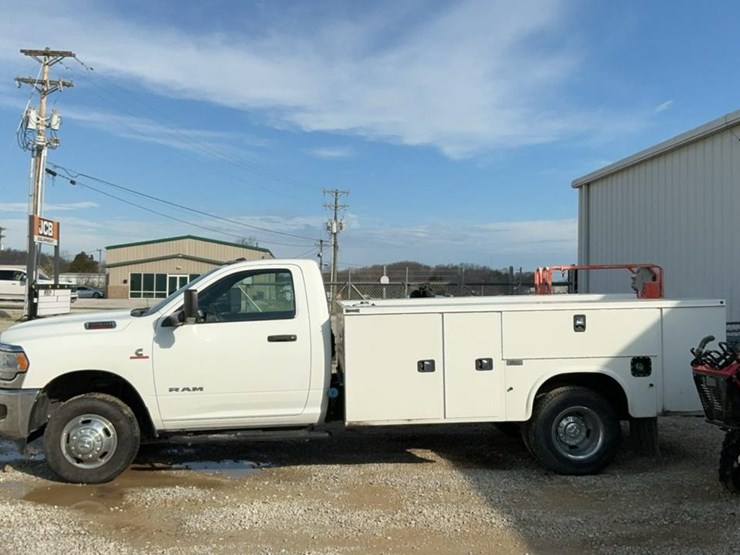 2022-dodge-3500-image-2