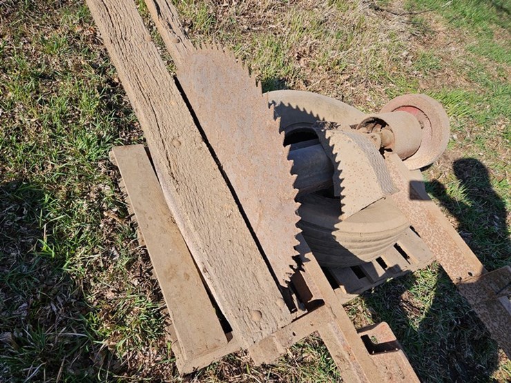 #558-•-international-belt-pully-buzz-saw-image-8