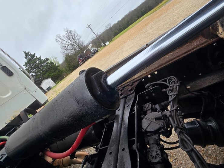 2012-freightliner-m2-106-image-65