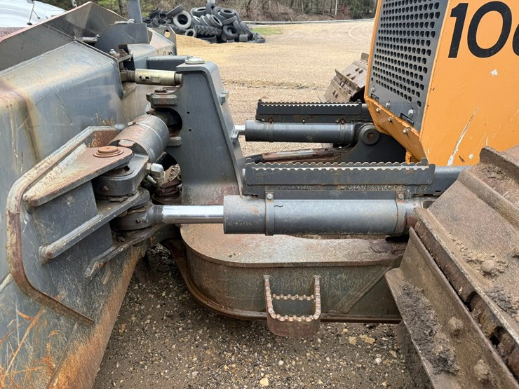 2016-case-1650m-image-16