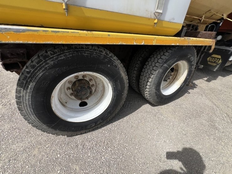 2007-sterling-l9500-image-24