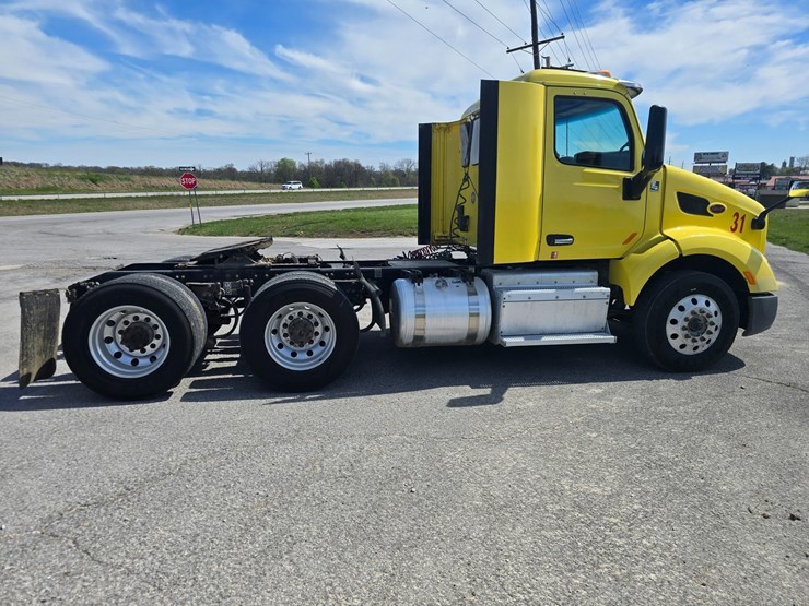 2017-peterbilt-579-image-15