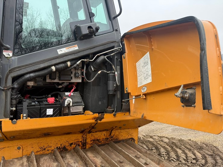 2016-case-1650m-image-47