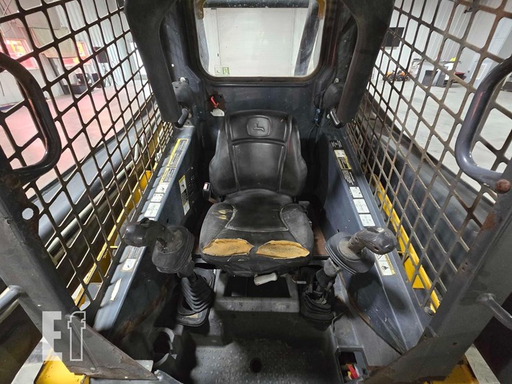 2014-deere-323e-image-13