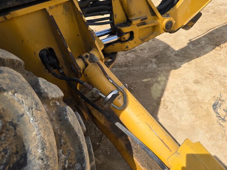 2005-caterpillar-420d-image-35