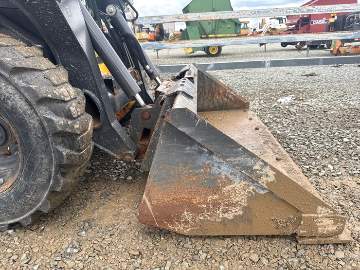 new-holland-l320-image-11