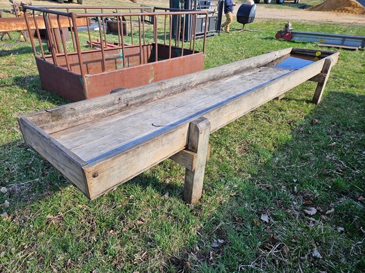 #548-•-16'-wooden-feed-bunk-image-4