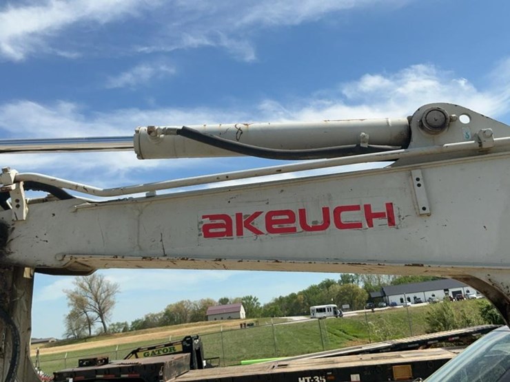 2017-takeuchi-tb240-image-30