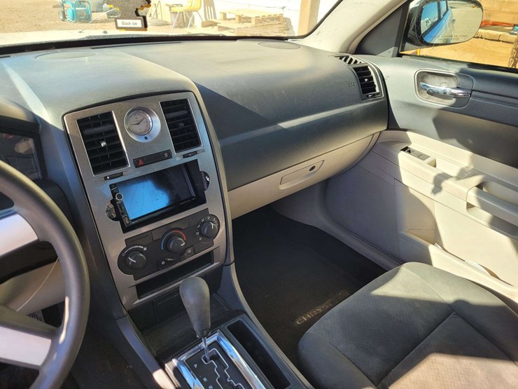 2007-chrysler-300-sedan-4d-image-11