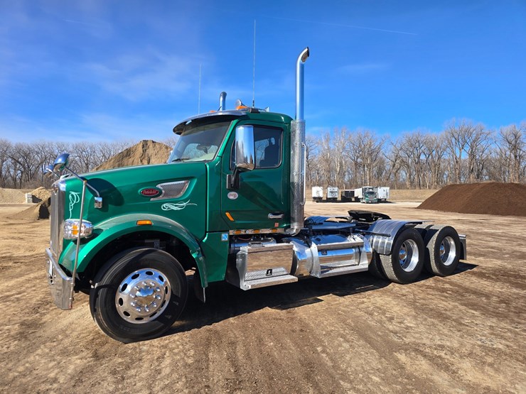 2019-peterbilt-567-image-5