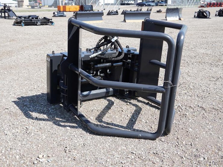 #1406-•-unused-wolverine-skid-steer-bale-squeeze-hydraulic-adjustable-attachment-image-1