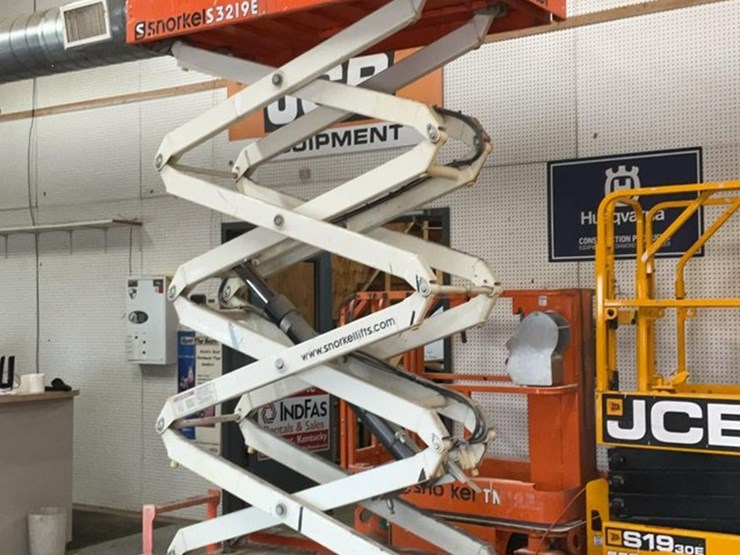 #423-•-2019-snorkel-19'-scissor-lift-image-24