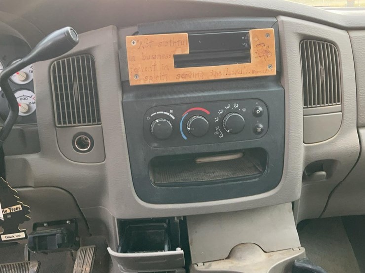 2004-dodge-2500-image-17