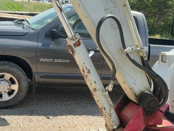 2017-takeuchi-tb240-image-28