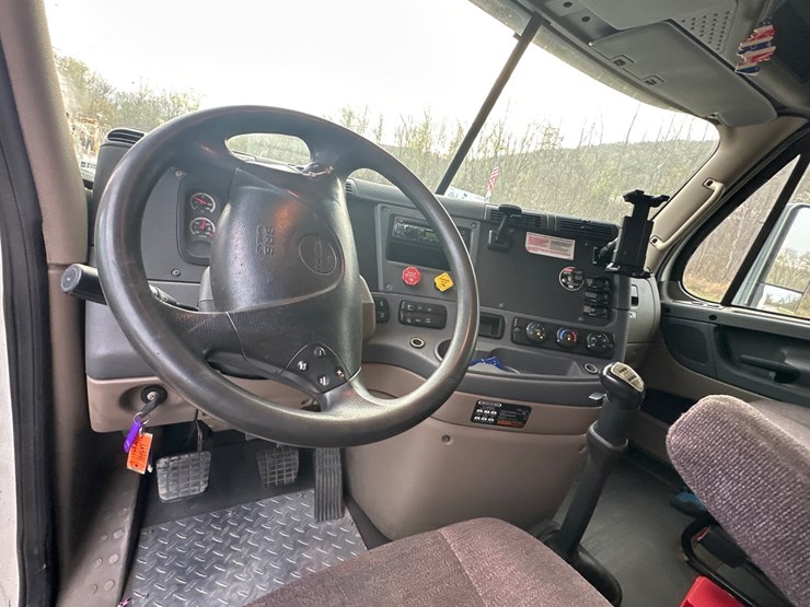 2014-freightliner-cascadia-125-image-7