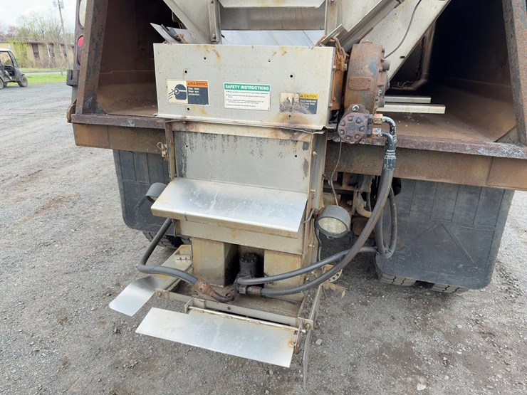 2010-mack-granite-gu713-image-17