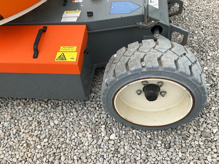 #310-•-2019-snorkel-38'-articulating-lift-image-19