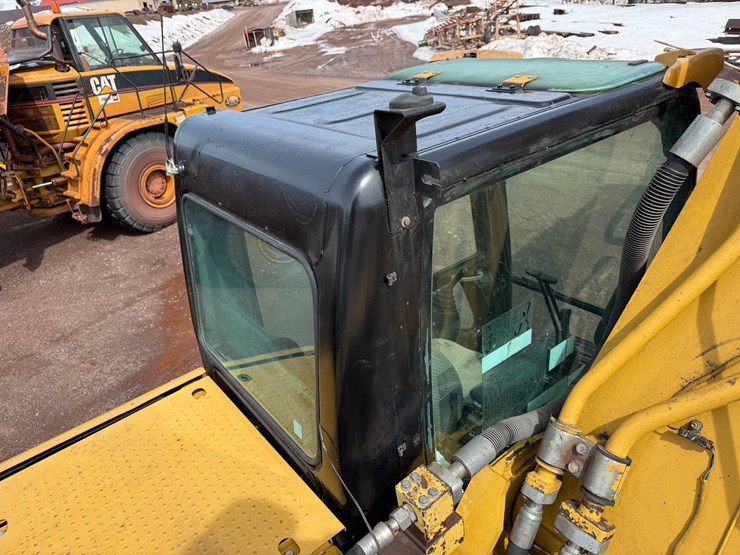 caterpillar-330d-image-93