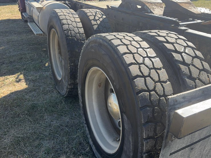 1986-peterbilt-359-day-cab-image-26