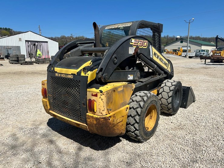 new-holland-l230-image-4