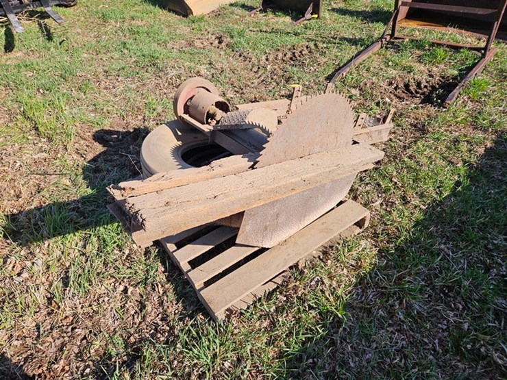 #558-•-international-belt-pully-buzz-saw-image-5