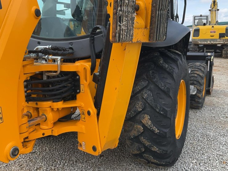 2023-jcb-3cx-image-38