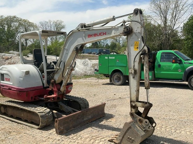 2017-takeuchi-tb240-image-6