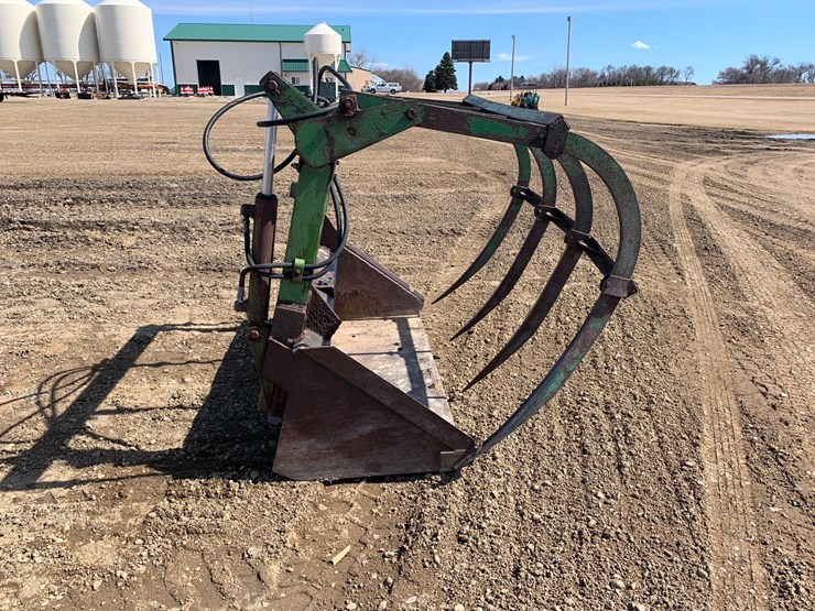 skid-steer-bucket-with-grapple-image-3