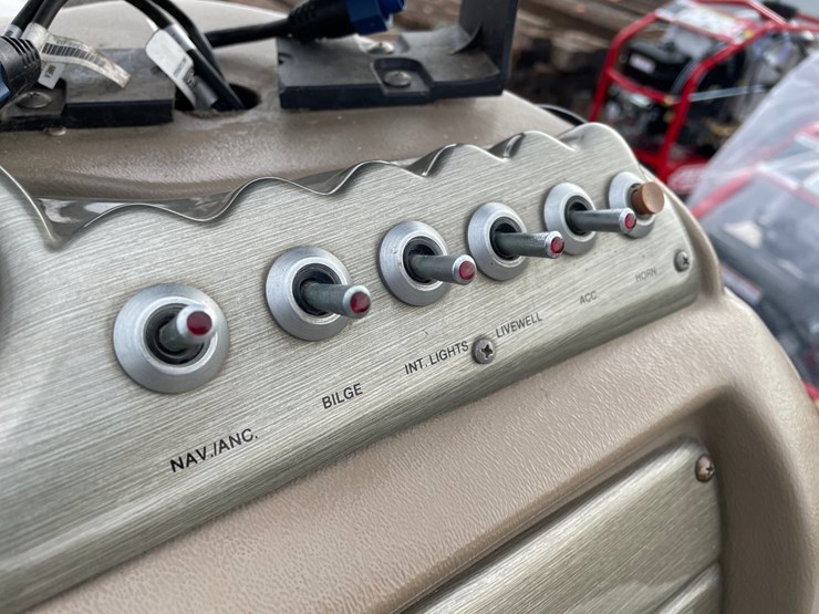 #2338-•-2002-crestliner-1650-fish-hawk-fishing-boat-(has-wi-title)-image-20