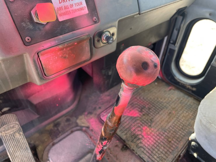 1995-peterbilt-330-image-37