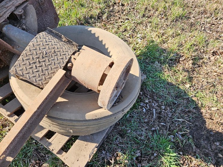 #558-•-international-belt-pully-buzz-saw-image-11