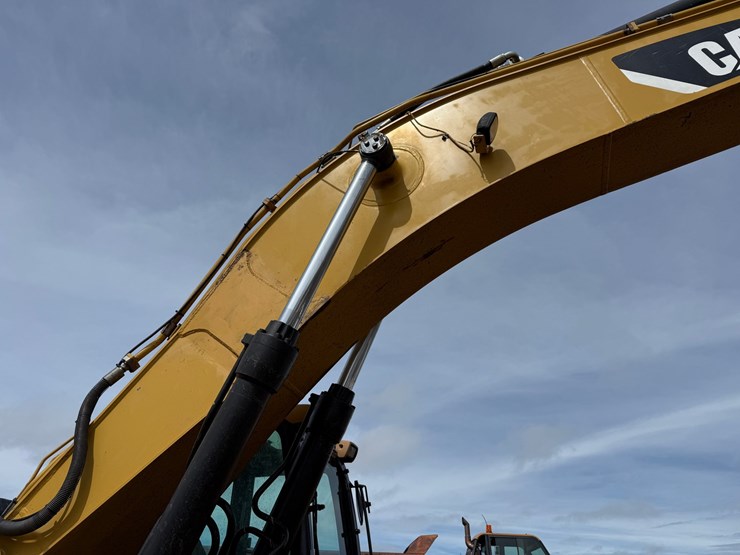 caterpillar-330d-image-24