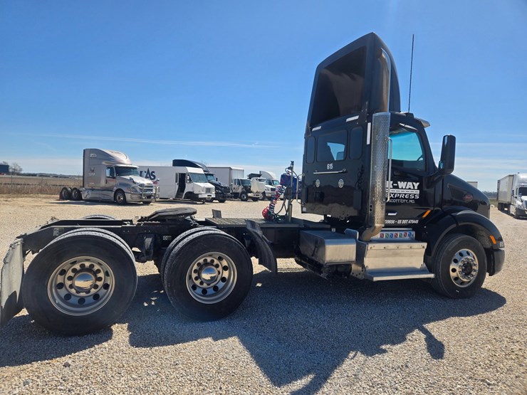 2016-peterbilt-579-image-17