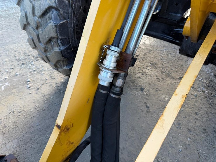 2022-gehl-al750-image-34