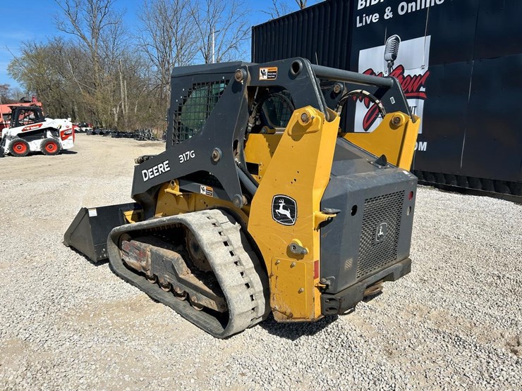 2019-deere-317g-image-2